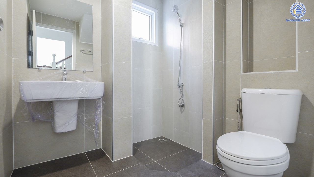 บ้านมือสองตกแต่งใหม่ ม.มณีรินทร์พาร์ค รัตนาธิเบศร์-ท่าอิฐ แบรนด์ Property Perfect เนื้อที่ 71.3 ตร.ว. ฟังก์ชัน 4 ห้องนอน 3 ห้องน้ำ 1 ห้องอเนกประสงค์ จอดรถได้ 4 คัน บนทำเลศักยภาพ เชื่อมต่อทั้ง ถ.รัตนาธิเบศร์ และถ.ราชพฤกษ์ ใจกลาง 2 เซ็นทรัลฯ  ใกล้ทางด่วนงามวงศ์วาน และเพียง 10 นาที ถึงรถไฟฟ้า "สถานีบางรักน้อยท่าอิฐ"